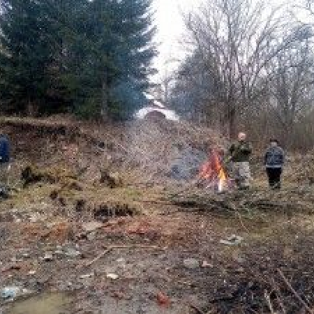 Dobrovolníci pomáhají s přípravou výstavby chráněného bydlení