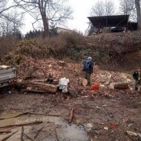 Dobrovolníci pomáhají s přípravou výstavby chráněného bydlení