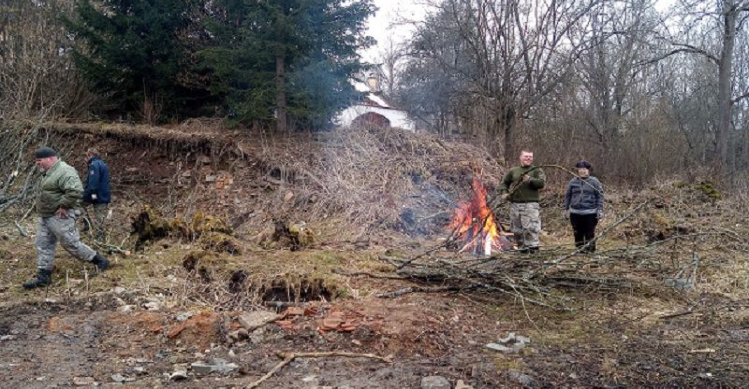 Dobrovolníci pomáhají s přípravou výstavby chráněného bydlení